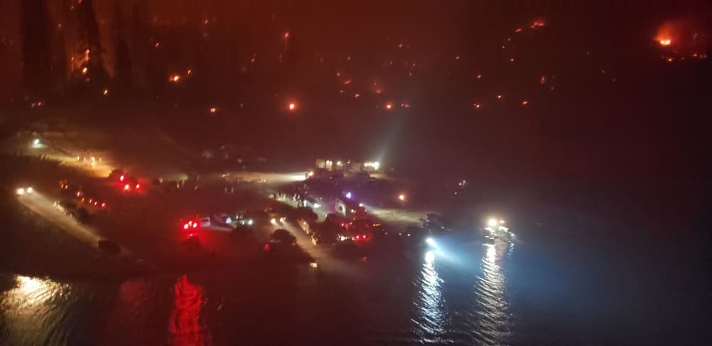 Además fue uno de los pilotos que participó del rescate de casi 400 personas que quedaron atrapadas por el fuego en distintos puntos del Bosque Nacional Sierra, a raíz de la propagación del
<b><a href="https://www.univision.com/local/fresno-kftv/un-desastre-sin-precedentes-incendio-creek-destruye-areas-vacacionales-del-centro-de-california">incendio Creek. </a></b>