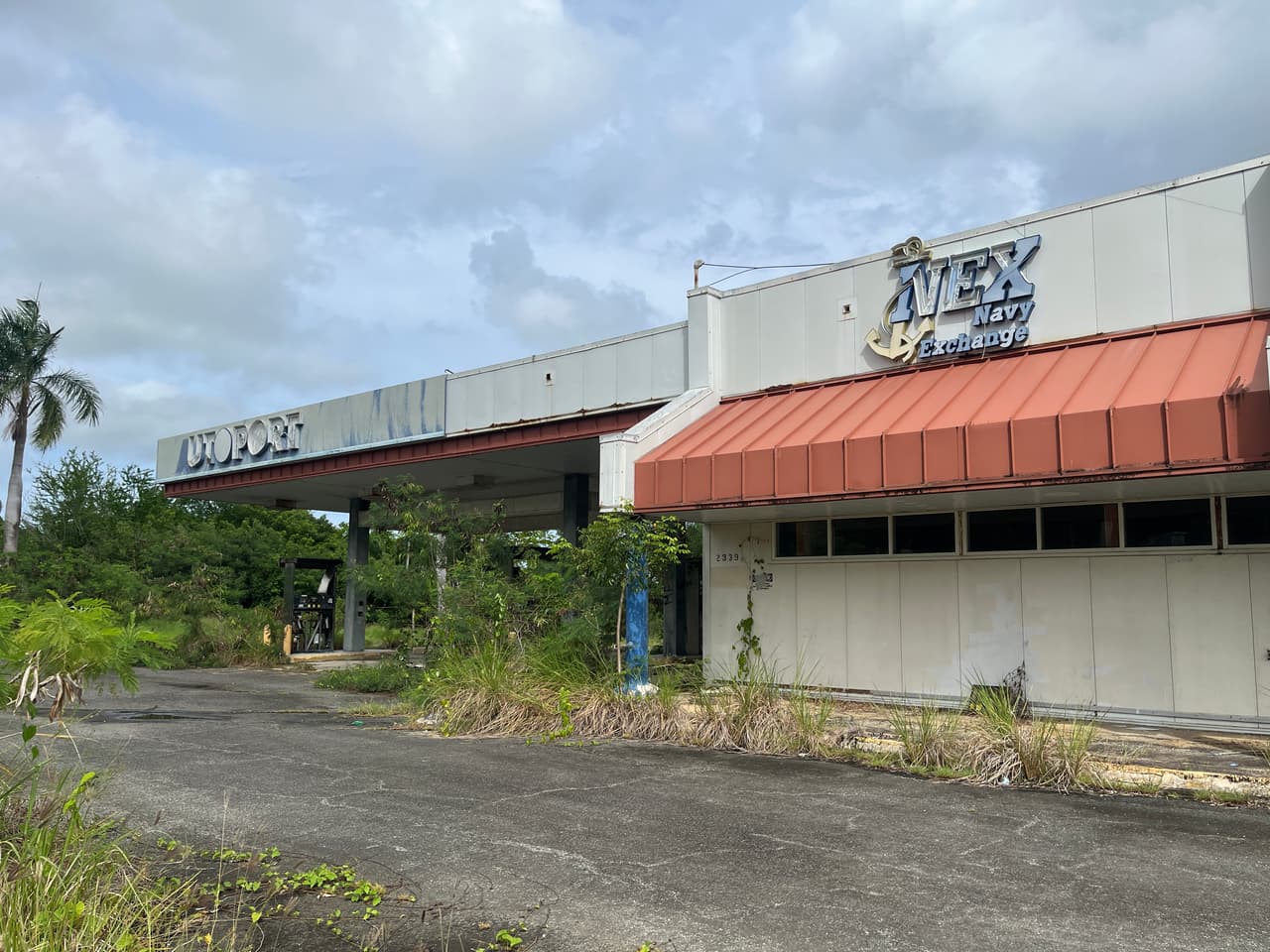 Así están una gasolinera y una tienda en una de las calles principales.
