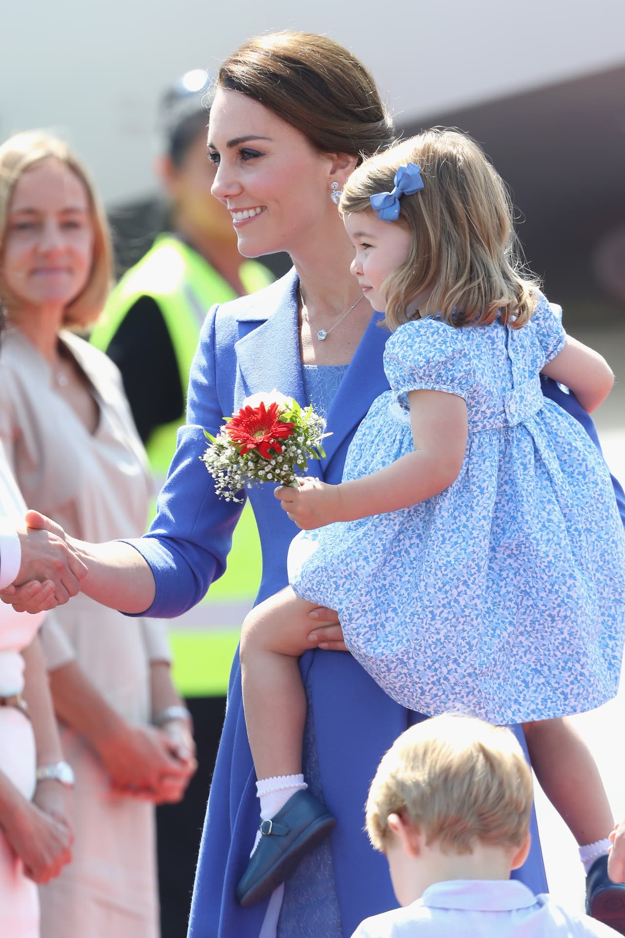 Middleton lució un coat dress de la diseñadora Catherine Walker y los mismos tacones de Gianvito Rossi. Charlotte llevó su un vestido floreado en azul, para ir a juego con su madre.