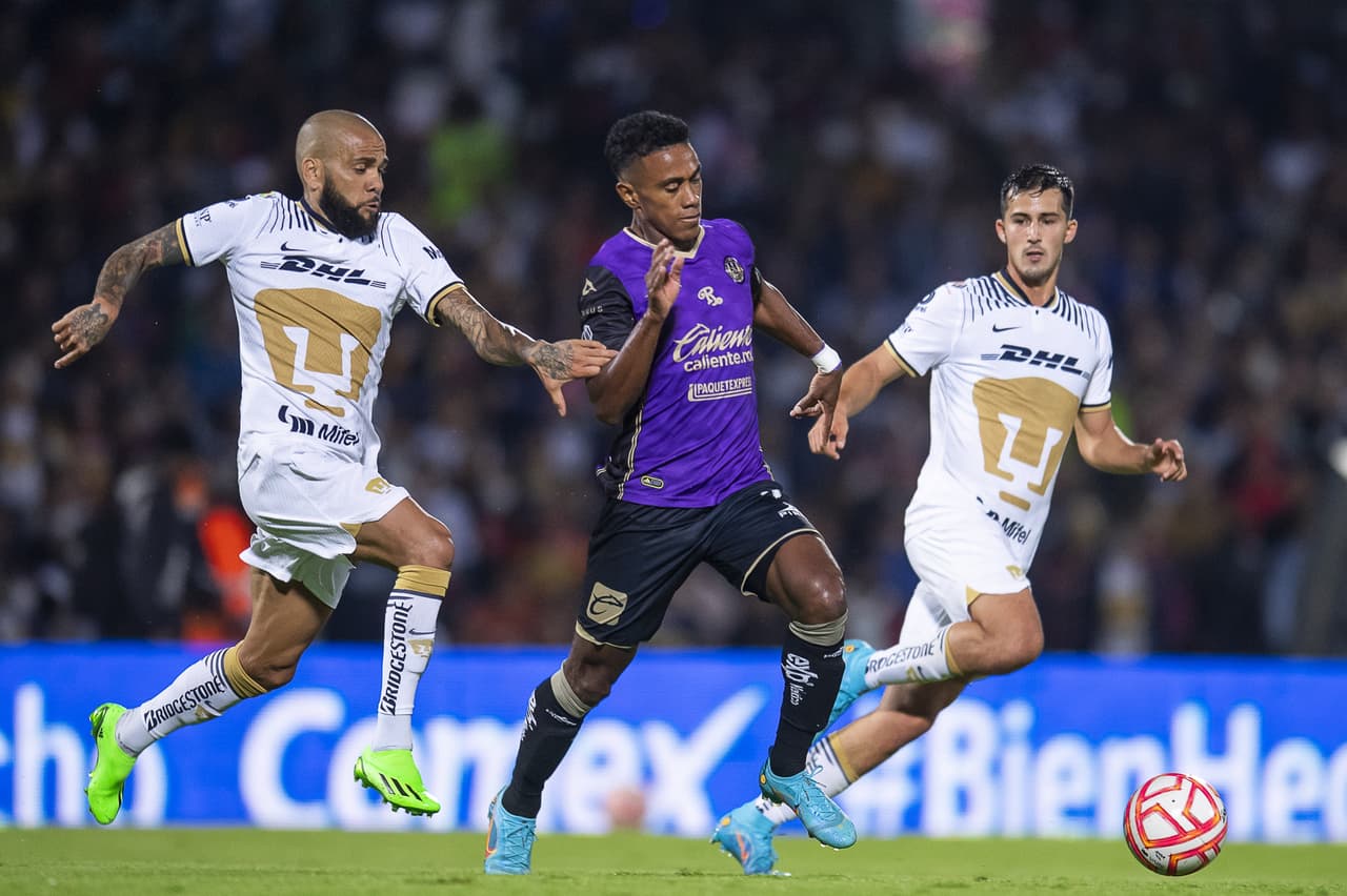 Dani Alves debutó como titular con Pumas en un pletórico estadio Olímpico Universitario en el que apenas pudieron rescatar el empate ante un aguerrido Mazatlán FC gracias a la asistencia del histórico brasileño sobre el final del partido.
