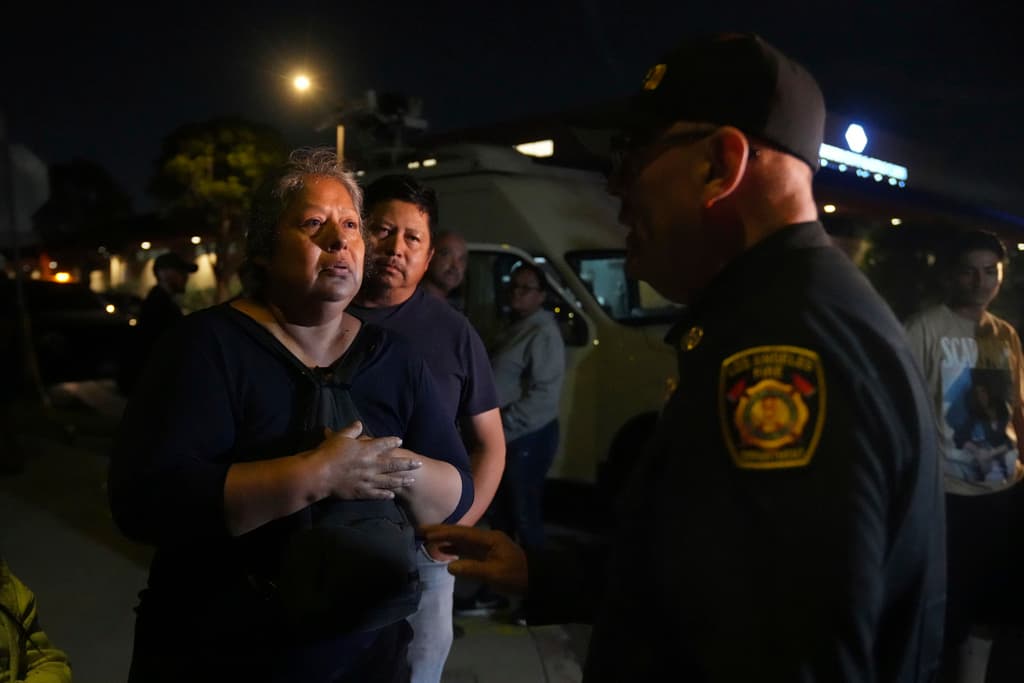 Durante las casi dos horas que se extendió el operativo de rescate, María Orozco permaneció en la escena hasta saber que sus tres hijos estaban con vida. Incluso le preguntó al 
<b><a href="https://www.univision.com/local/los-angeles-kmex/investigan-como-intencionado-el-incendio-de-una-iglesia-de-los-angeles" target="_blank">jefe interino de los Bomberos de Los Ángeles, Ronnie Villanueva</a></b>, quien la escuchó y le aseguró que hacían todo lo posible para sacar a los trabajadores sanos y salvos del túnel.