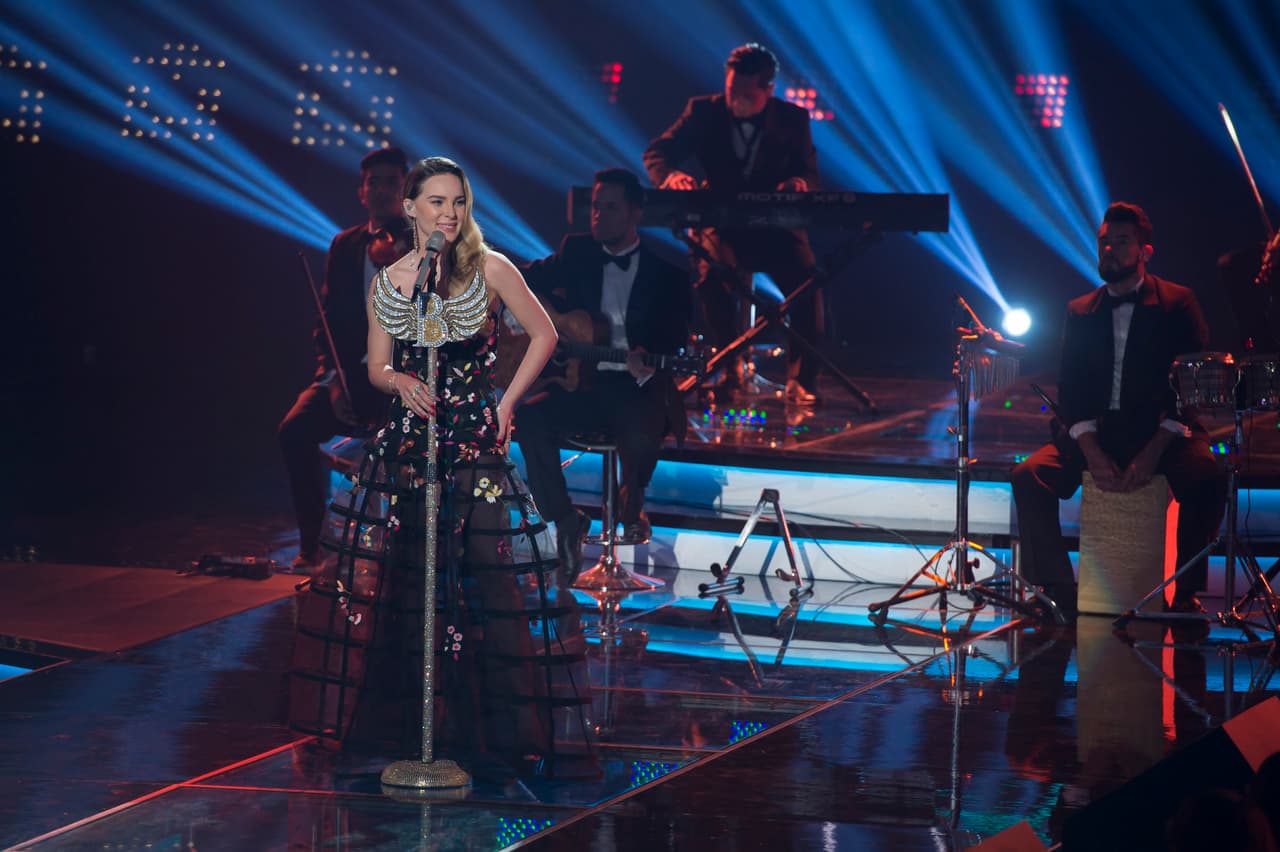 Esta octava gala se puso color de hormiga, se vivió de todo, desde un pleito entre Belinda y Ha Ash, Max Cervantes le declaró su amor a María León, quien fue eliminada junto con los Monsiváis.