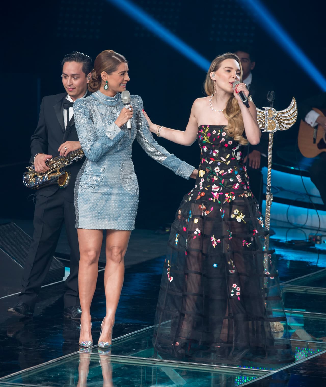 Esta octava gala se puso color de hormiga, se vivió de todo, desde un pleito entre Belinda y Ha Ash, Max Cervantes le declaró su amor a María León, quien fue eliminada junto con los Monsiváis.