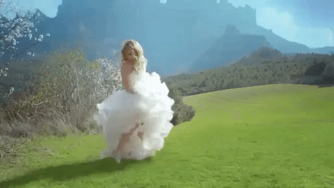 Te retamos a hacer una pirueta con un vestidocon tanto volumen como este que la colombiana usó para el video de 'Empire'.