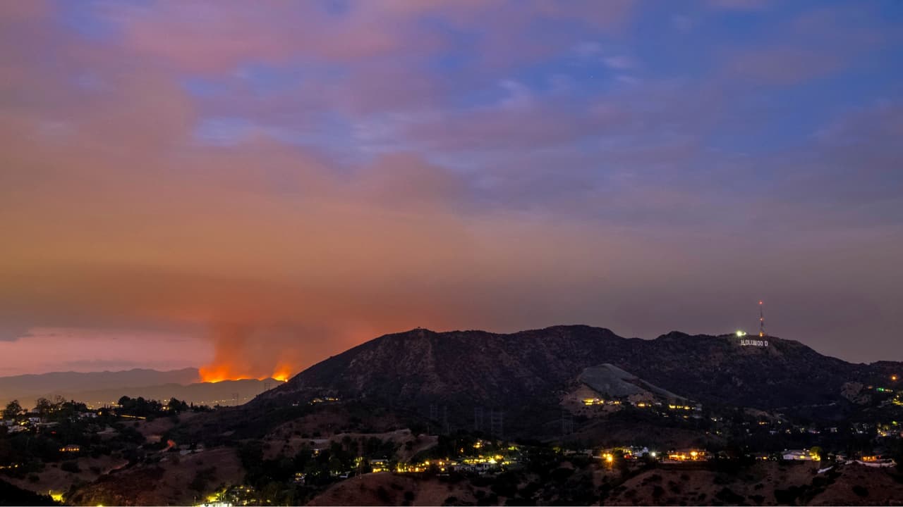 Detrás del letrero de Hollywood el incendio La Tuna arrasa zonas de Burbank y Glendale.