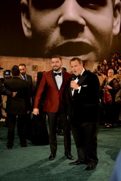 Te llevamos detrás de cámaras y mira todo lo que pasó mientras tus artistas desfilaban por la alfombra verde. 