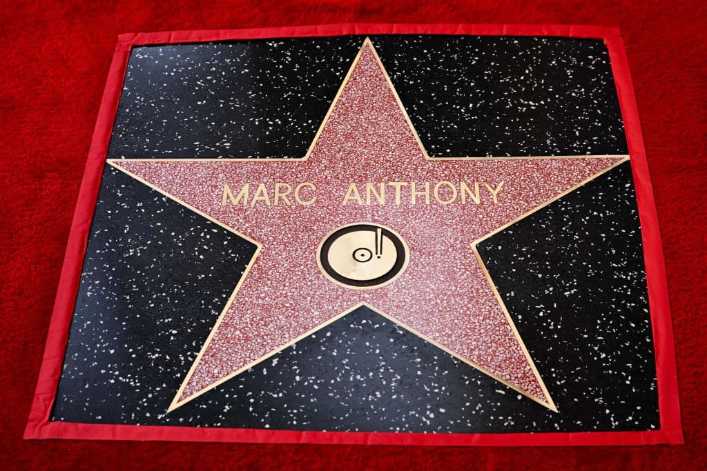 ¿Dónde puede ser vista la estrella de Marc Anthony? Está localizada en el 6284 de Hollywood Boulevard, poco antes de llegar a la esquina con Vine Street.