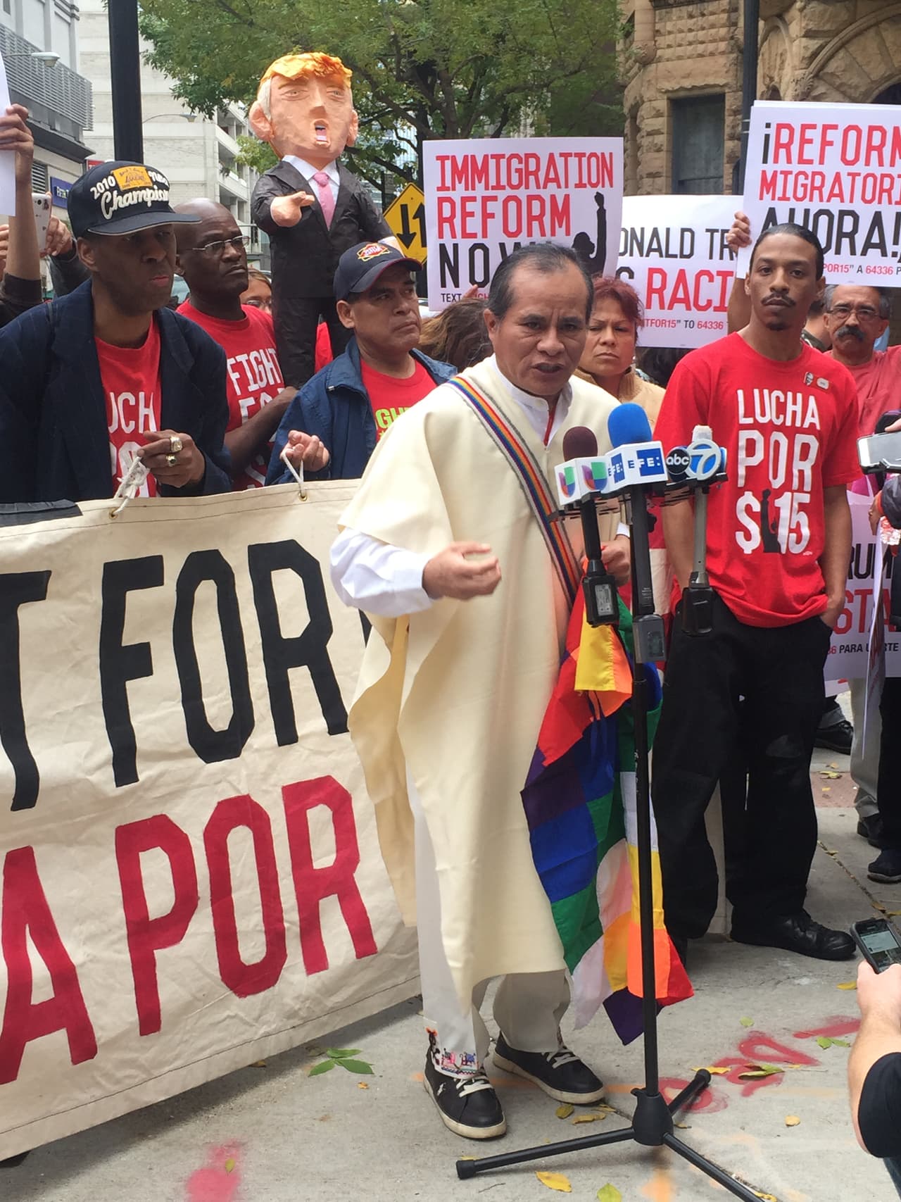 También dijeron estar indignados por la inflamatoria campaña de Trump y de su falta de respeto hacia las minorías.