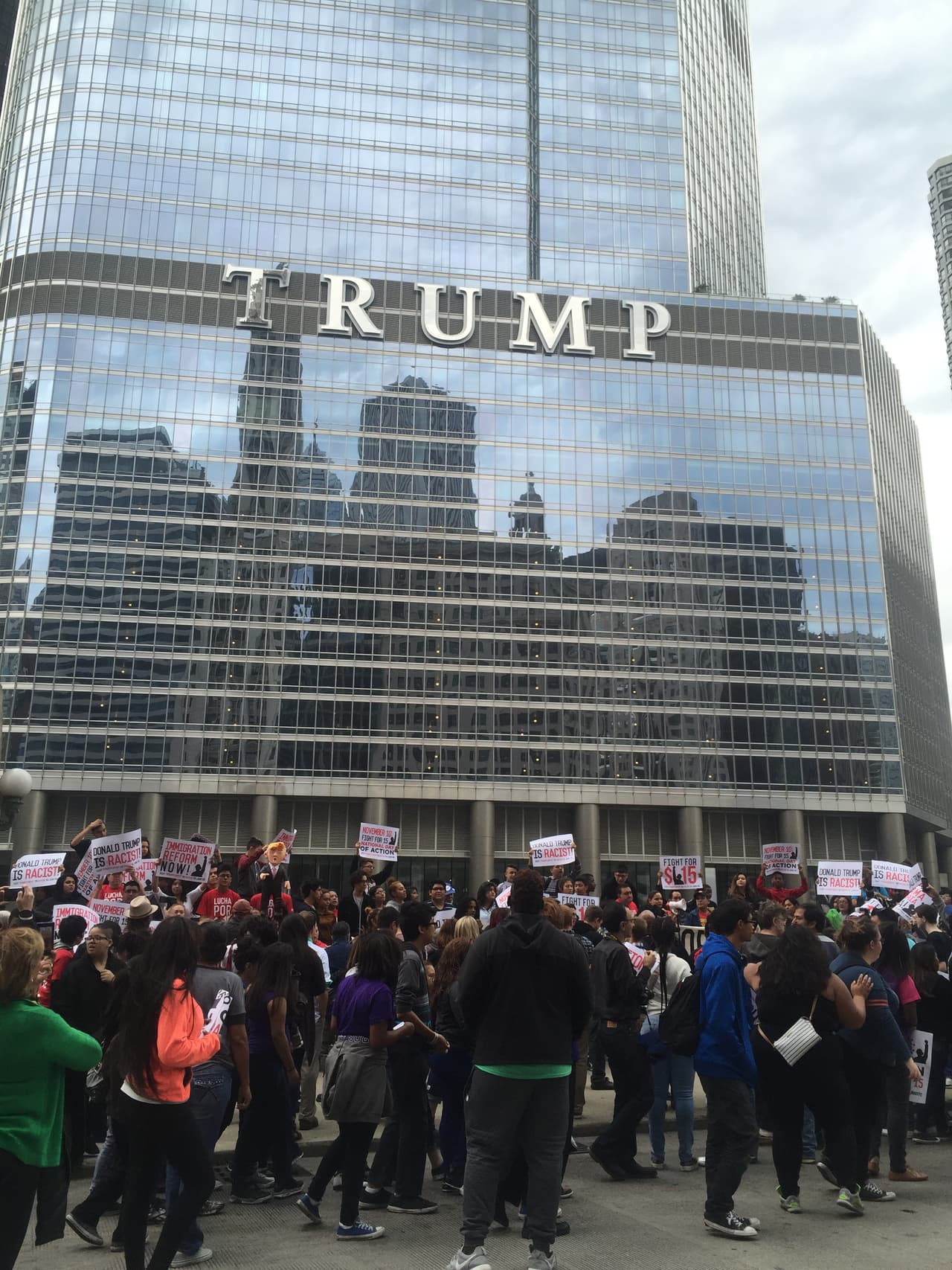 Líderes comunitarios aprovecharon este lunes 12 de octubre Día de la Raza para pedir por los derechos de los inmigrantes y exigir respeto por la comunidad.