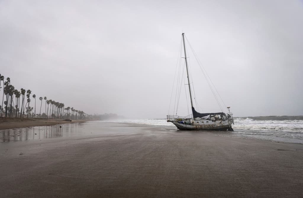 Un barco a la deriva llega a la costa durante una tormenta, el 4 de febrero de 2024, en Santa Bárbara, California. El segundo de los ríos atmosféricos consecutivos está empapando el norte de California, inundando carreteras, dejando sin electricidad a decenas de miles y llevando a los meteorólogos a advierte sobre posibles vientos huracanados y deslizamientos de tierra a medida que se dirige hacia el sur en los próximos días. Se espera que el sistema arroje lluvias intensas a moderadas en el sur de California hasta el martes. (Foto AP/Ethan Swope)