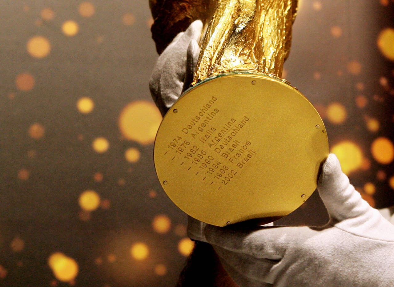 Bajo el trofeo original, están los campeones de cada una de las copas mundiales. Esta es la imagen antes del Mundial de Alemania-2006, el mismo país que la recibió por primera vez.
