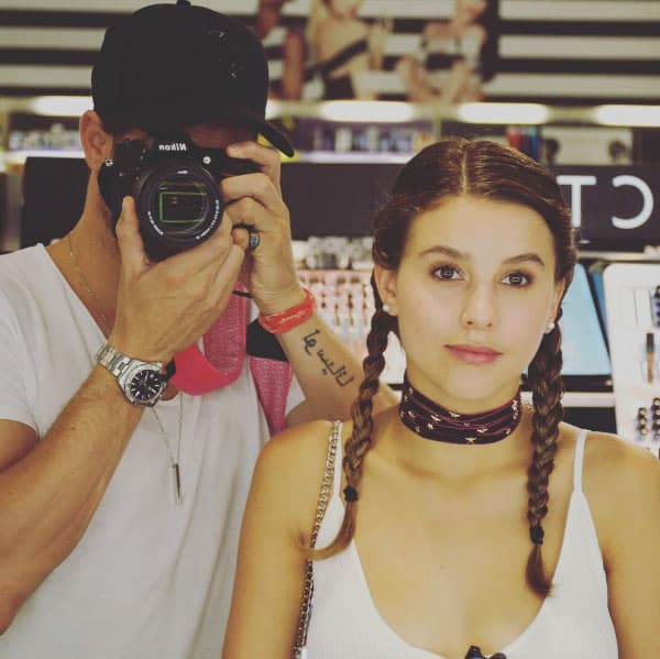 Lleva su cámara a cada lugar a donde van, le gusta guardar todas las experiencias que viven.