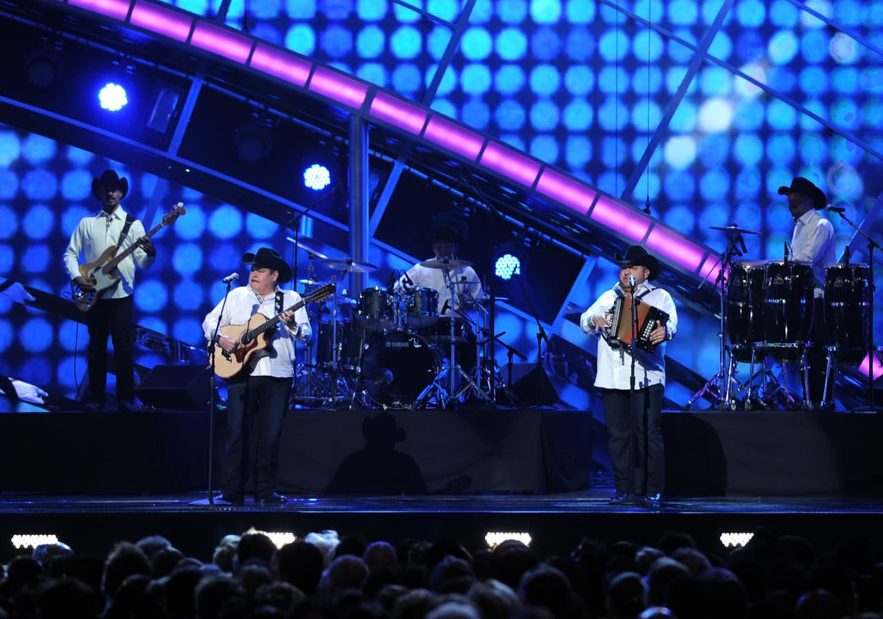 Grupo Pesado estuvo en los Latin GRAMMY del 2010 y cantanton 'Cielo azul, cielo nublado'.