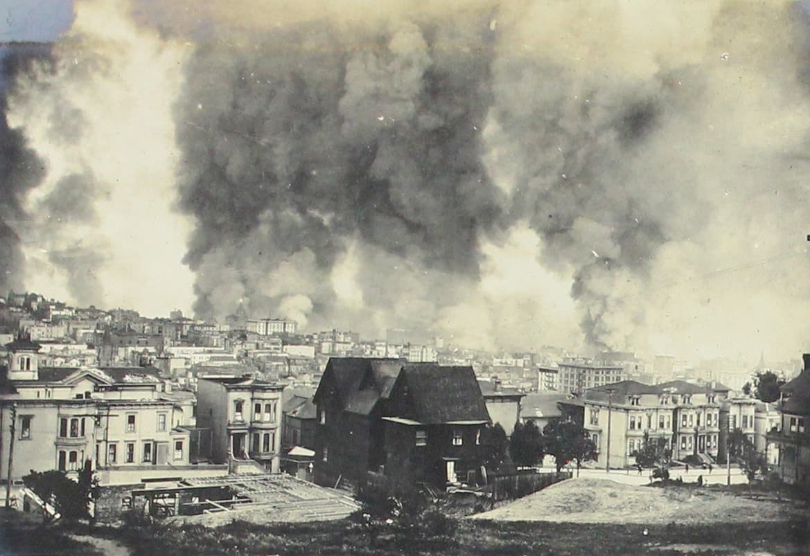 Las columnas de humo parecen partir la ciudad en dos en esta imagen de San Francisco.