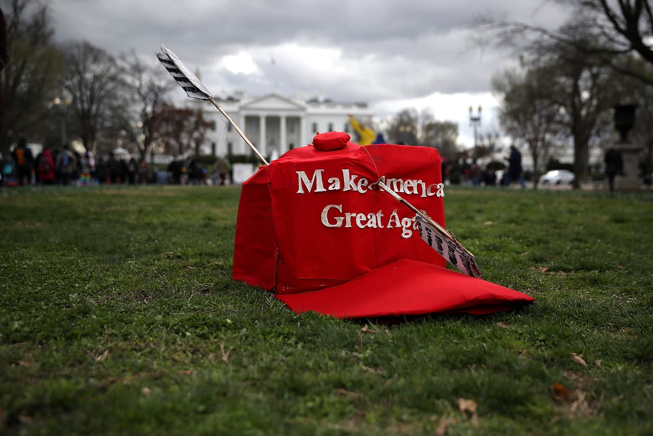Una réplica agrandada de un sombrero "Make America Great Again" posado sobre la grama frente a la Casa Blanca durante una manifestación contra el oleoducto Dakota Access el 10 de marzo de 2017 en Washington, DC.