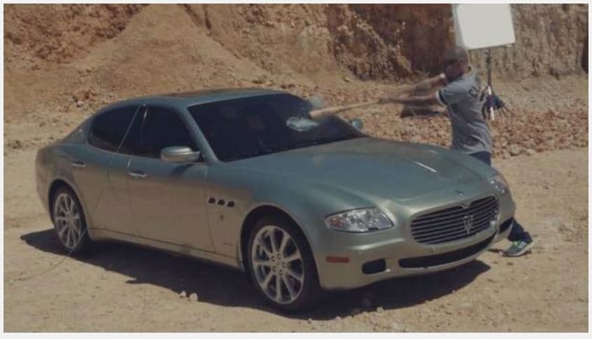 Hace unos años este 
<b>Residente</b> tuvo un 
<b>Maserati Quattroporte 2005</b>, el cual destruyó literalmente a batazos para uno de sus videos. El acto al parecer fue una crítica a la sociedad y la importancia que le da a las cosas materiales.