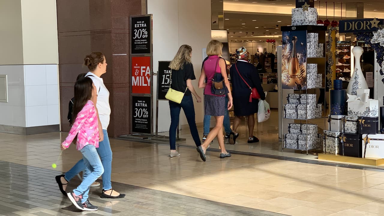 “Recuerda que el fin de semana libre de impuestos está diseñado para que ahorres en productos que son necesarios por lo que no está diseñado para productos que no necesitas por eso es importante salir con una lista de compras de los artículos que necesitas para tus hijos”, recomendó el experto.