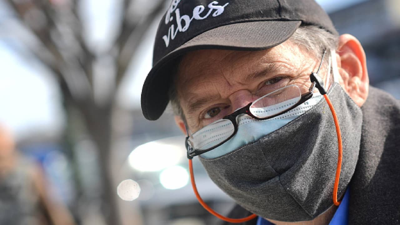 “Solo queremos que la gente se enmascare”, dijo el portavoz del departamento James Garrow. "En general, cuantas más capas o más protección ofrece una máscara, mayor es el nivel de protección".