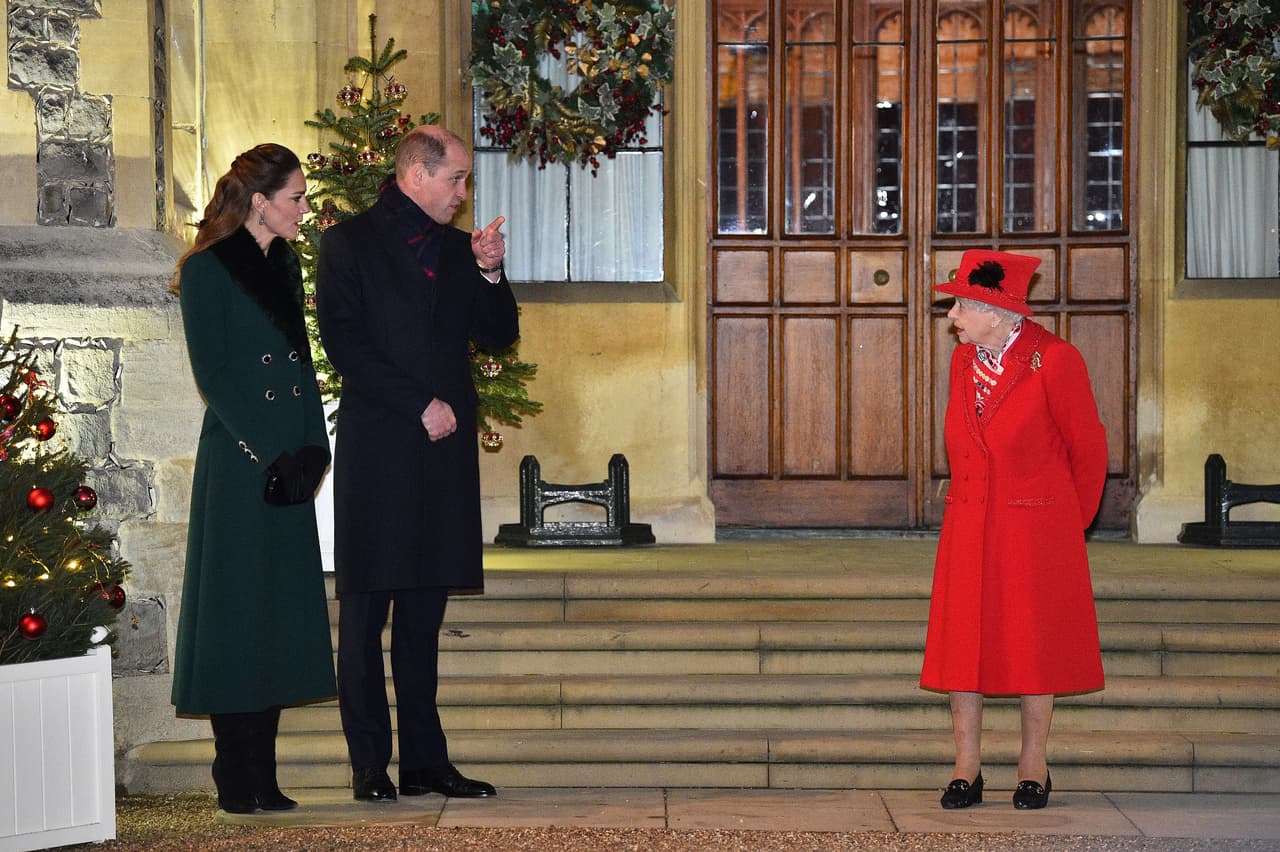 La emotiva despedida del heredero al trono se dio luego de que el 1 de diciembre se dio a conocer que la reina decidió que este año
<b><a href="https://www.univision.com/famosos/la-reina-isabel-pasara-navidad-solo-con-su-esposo-y-sin-el-resto-de-su-familia-fotos" target="_blank">no habrá reunión navideña con la familia </a></b>para evitar contagios de covid-19. Es una decisión inédita en 33 años.
<br>