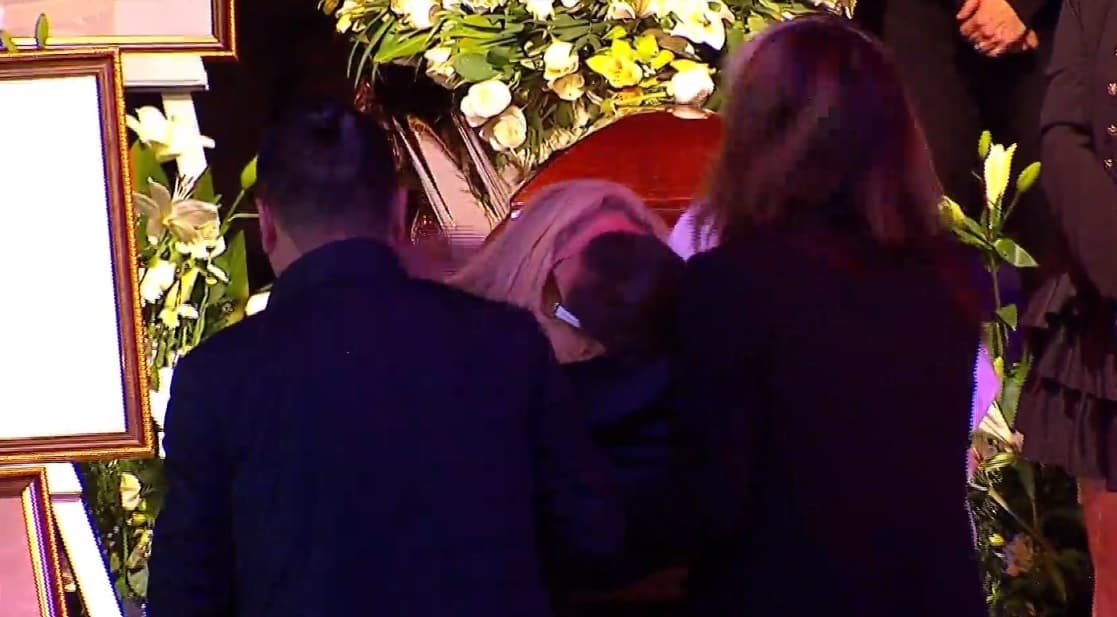 Familiares, amigos, compañeros del medio artístico y admiradores, se dieron cita en el recinto para despedir a la actriz de 54 años.