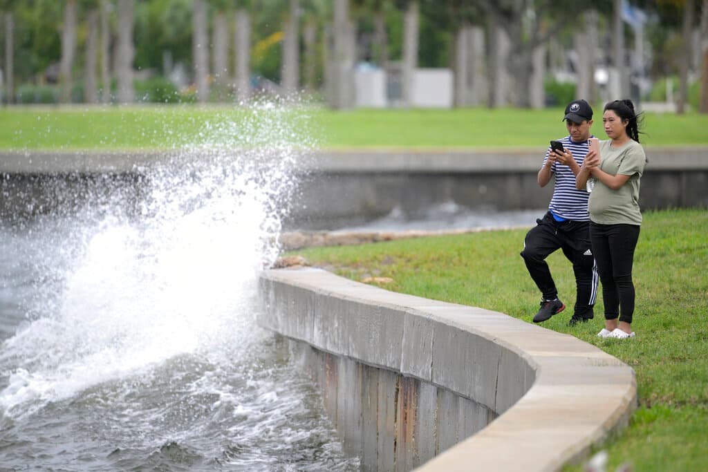 Bahía de Tampa se prepara para el huracán Ian mientras pronósticos disipan los peores temores
