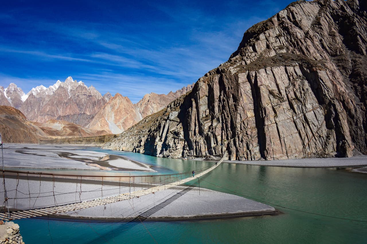 <b>Puente colgante Hussani. </b>
<br>
<br>Es conocido como el puente más peligroso del mundo. Su estructura antigua, frágil y estrecha cuelga sobre las heladas aguas del lago Borith, en el valle de Hunza, en Pakistán.
<br>