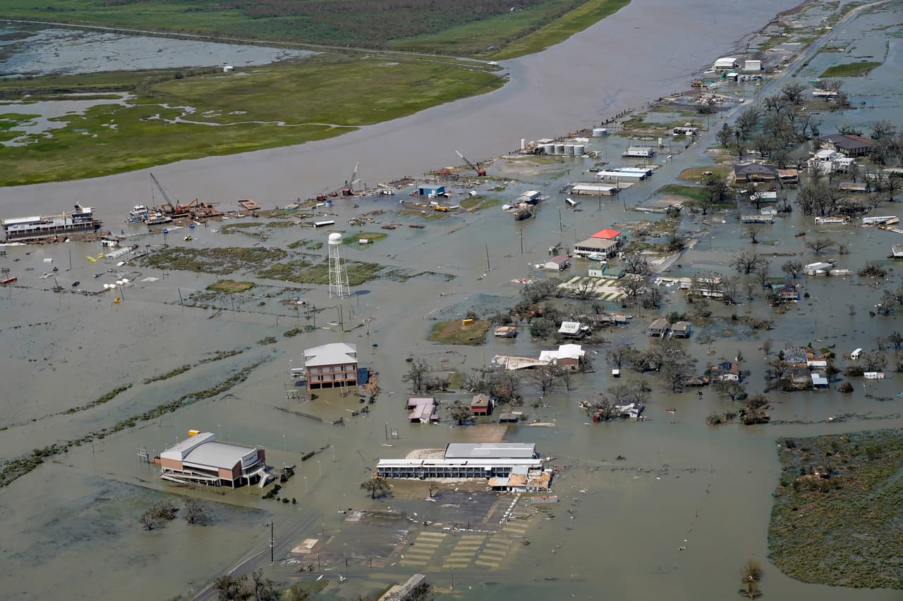 Laura azotó la costa del Golfo de México con viento y lluvia, desató un temible muro de agua de mar y mató al menos a seis personas. Esta foto muestra cómo los edificios y las casas se inundaron después tras el paso del huracán en Cameron, Louisiana, la zona cero de la destrucción.