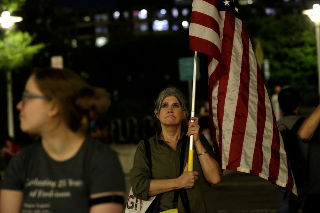 Varias personas esperan a que se retire el nombre del presidente Donald Trump.