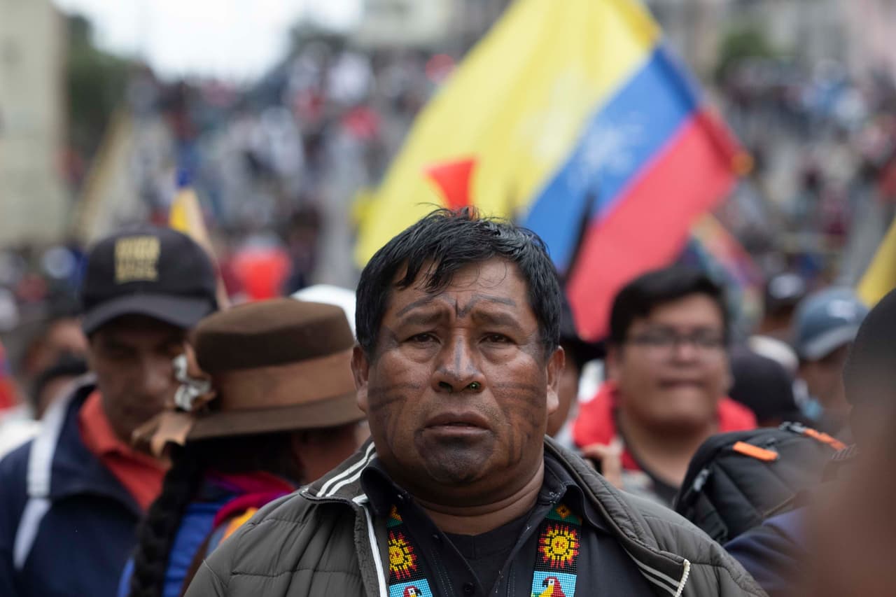 Un miembro de una comunidad indígena se une a los manifestantes cerca del Palacio Presidencial de Carondelet durante las protestas contra el fin de los subsidios a la gasolina y el diesel anunciados por Lenin Moreno.