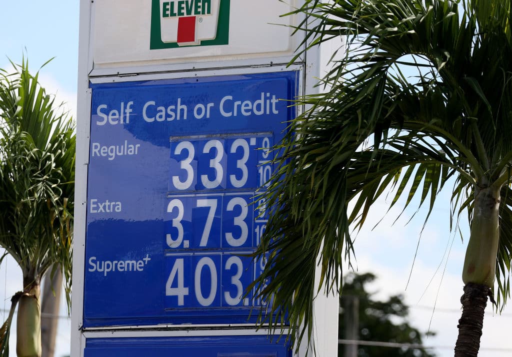 En conferencia de prensa en Daytona Beach, Desantis, señaló que en la próxima legislatura en enero de 2022 impulsará un recorte al impuesto de la gasolina, para aliviar los altos precios del combustible debido a la inflación.
<br>