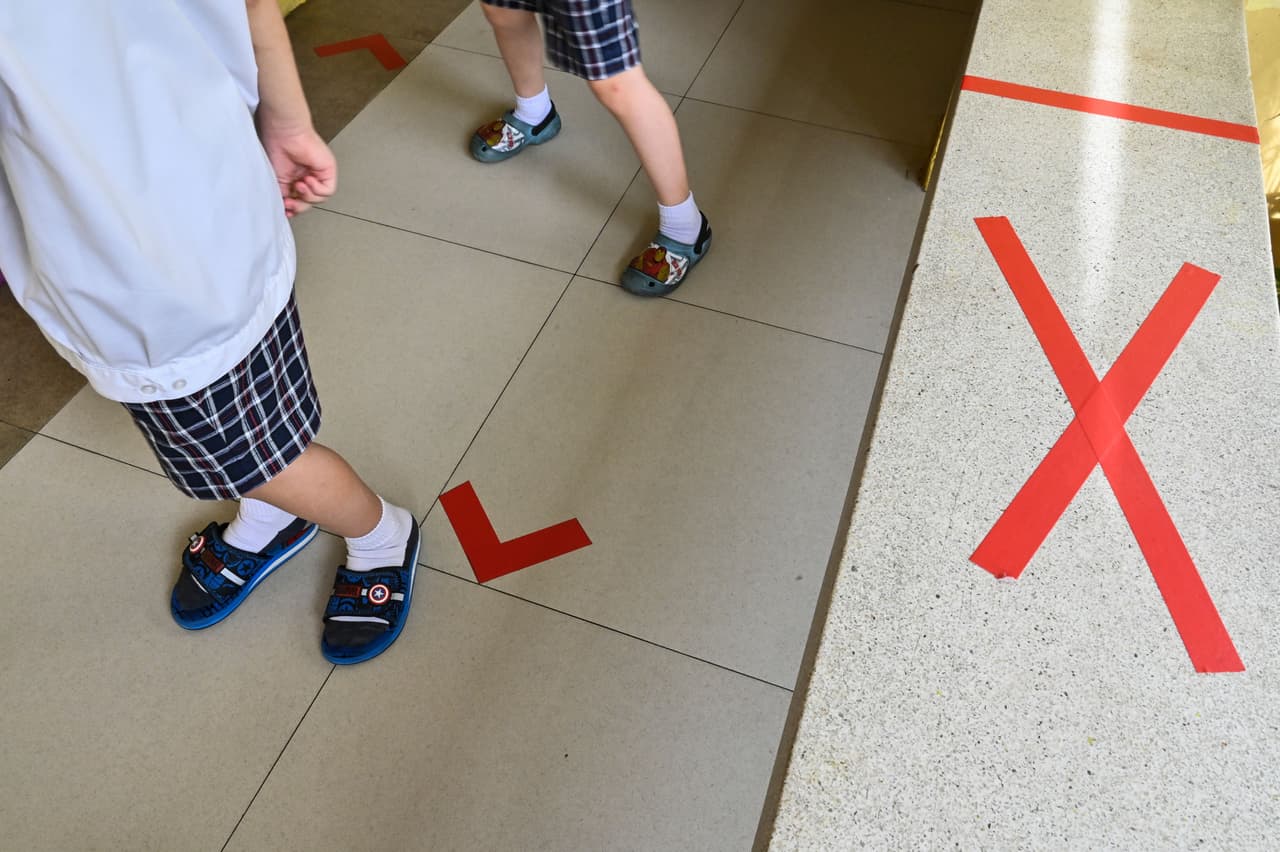 <b>Iglesias Cátolicas: </b>El cardenal Blase Cupich anunció hace unas semanas que la Arquidiócesis de Chicago planea reabrir escuelas en el otoño. Cupich hizo el anuncio el lunes en un
<a href="https://schools.archchicago.org/family-resources" target="_blank">mensaje de video</a> dirigido a los padres.
<br>
<br>"Tenemos toda la intención de que nuestros estudiantes regresen a sus aulas cuando comience el año escolar en el otoño", dijo el cardenal. "No tenga dudas de que emplearemos medidas que mantengan la seguridad de sus hijos como prioridad.