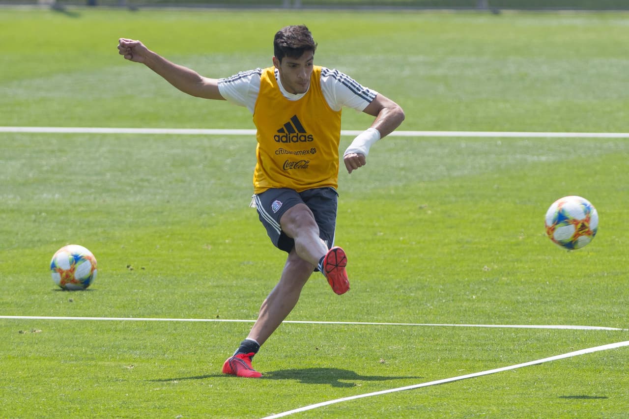 El argentino Gerardo Martino, técnico de la 
<b>Selección Mexicana</b>, realiza ajustes con los 
<a href="https://www.univision.com/deportes/futbol/mexico/los-rostros-de-gerardo-tata-martino-en-la-rueda-de-prensa-de-cara-a-la-copa-oro-fotos" target="_blank">jugadores de su convocatoria</a> para la 
<b>Copa Oro</b>, su primer reto en un torneo oficial con el 'Tri'.