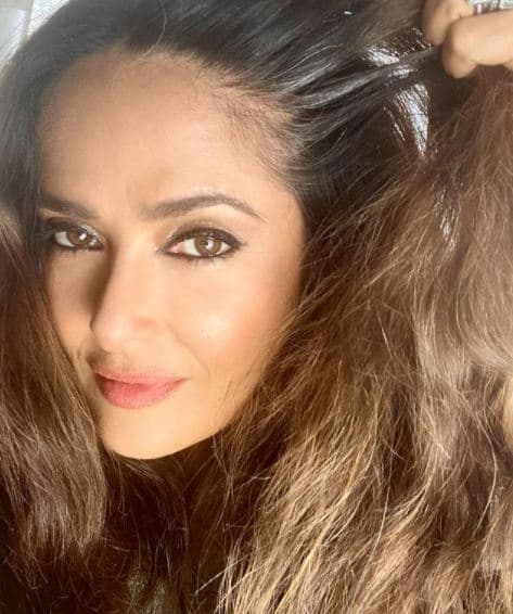 En mayo del 2020, el confinamiento por la pandemia del coronavirus hizo que la actriz mexicana no pudiera ir a la estética para retocar sus raíces, por lo que volvió a presumir los primeros centímetros de cabello blanco en su cuenta de Instagram.