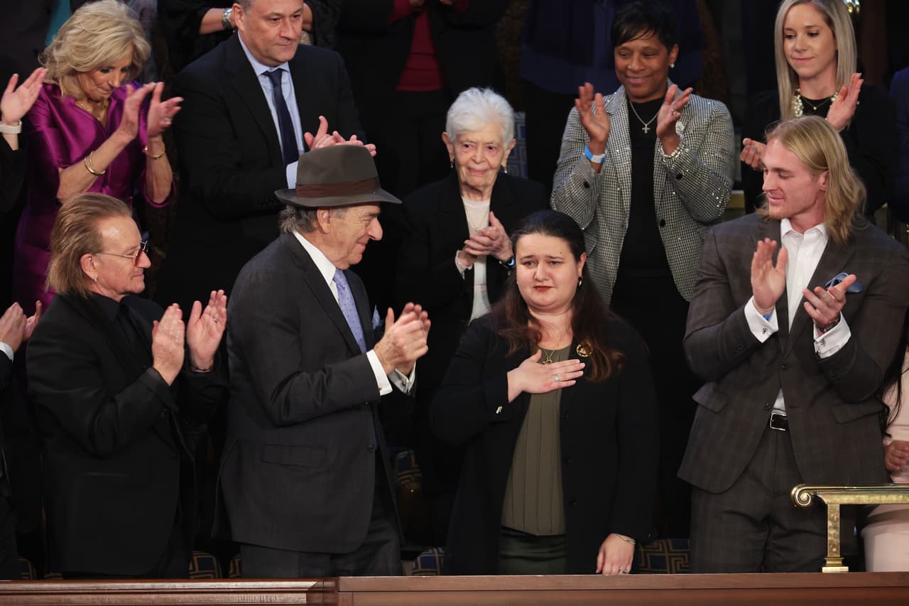 La embajadora de Ucrania en Estados Unidos, Oksana Markarova, recibe una ovación después de que Biden se refiriera a la guerra en durante el discurso. “Embajadora, EEUU está firme en nuestro apoyo a su país.
<b>Estaremos con ustedes todo el tiempo que sea necesario</b>”, dijo el presidente.