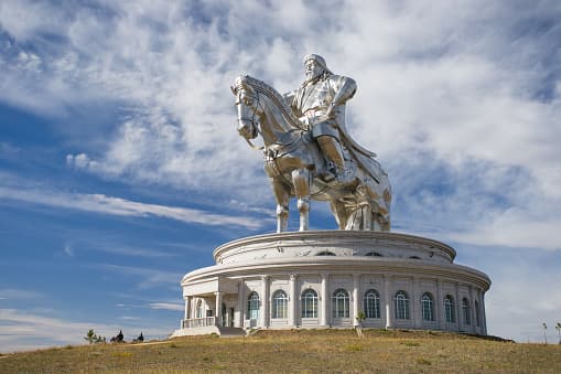 <b>Estatua ecuestre de Genghis Khan, Mongolia.- </b>Según Helen Fanthorpe visitar este sitio se lo recomendó un amigo y aseguró que lo que le pareció llamativo es que se trata de un monumento que rompe con su entorno y hace un referente de la importancia que aún posee el guerrero Genghis Khan, fundador del primer imperio mongol. 
<br>