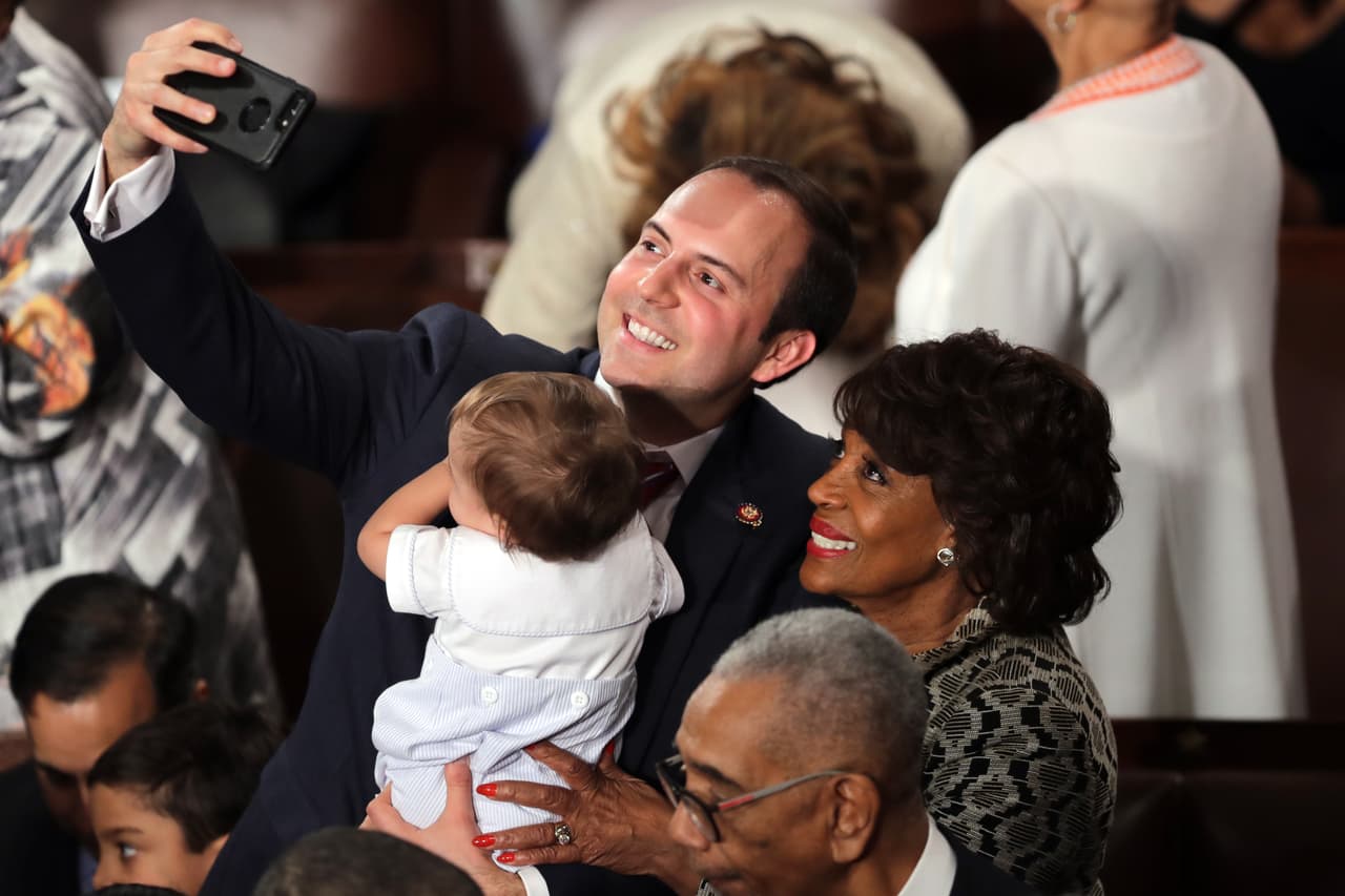 Lance Gooden, representante republicano por Texas, hizo una selfie con un niño en brazos junto a su colega demócrata por California, Maxine Waters
