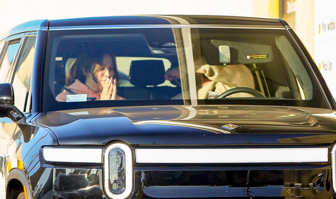 Jennifer López y Ben Affleck dentro de su camioneta esperando su comida.
