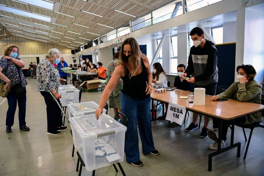 Cierran las urnas en Chile, que asiste a sus elecciones presidenciales más inciertas tras el fin de la dictadura