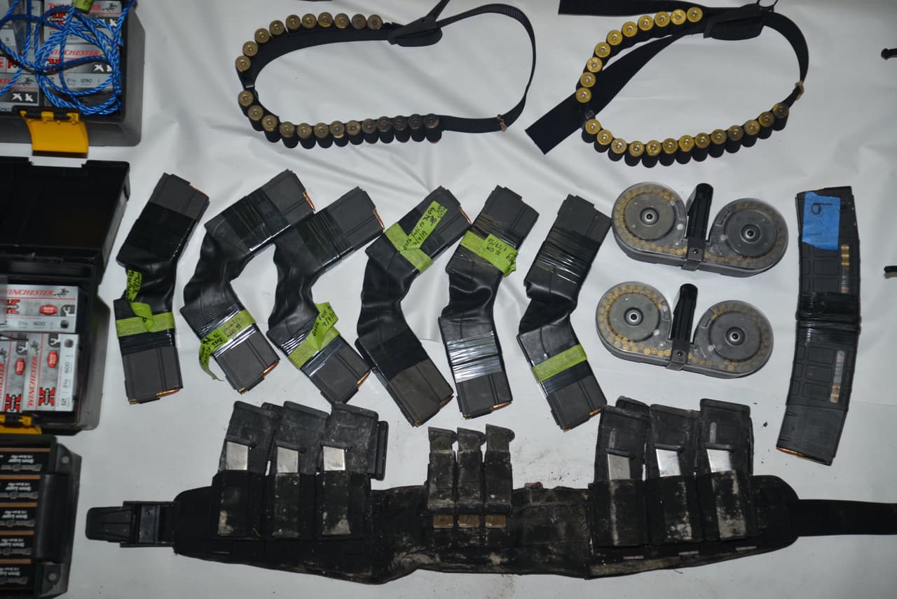 Videos de 
<a href="https://www.youtube.com/watch?v=CHwtSgaPfKY" target="_blank">cámaras de seguridad</a> muestra al atacante caminando de un lugar a otro en la base del VTA, cargando una maleta donde las autoridades creen llevaba las armas. Las víctimas quedaron tendidas en dos edificios de la compañía, donde los investigadores encontraron 39 cartuchos percutidos.