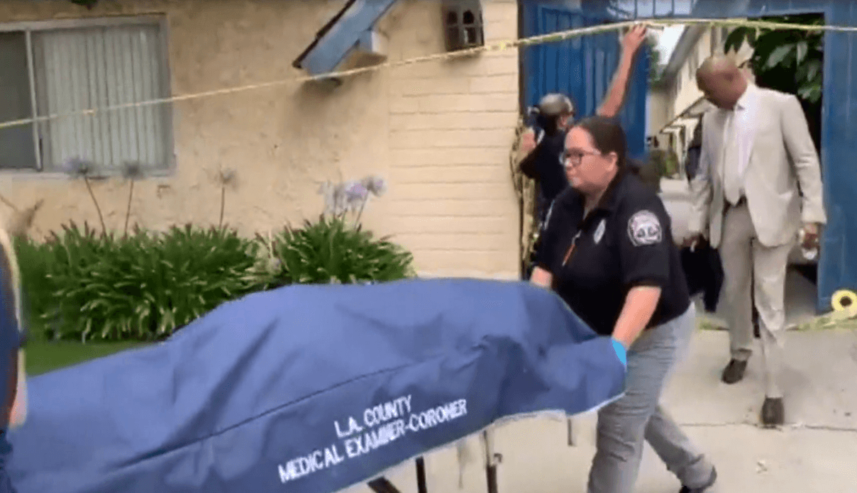 En el apartamento, dos hombre fueron encontrados con heridas de bala fueron declarados muertos en la escena.