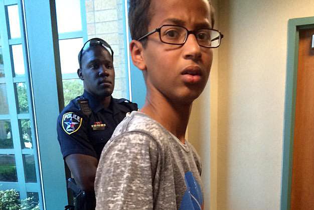 Joven arrestado por construir reloj irá a la Casa Blanca