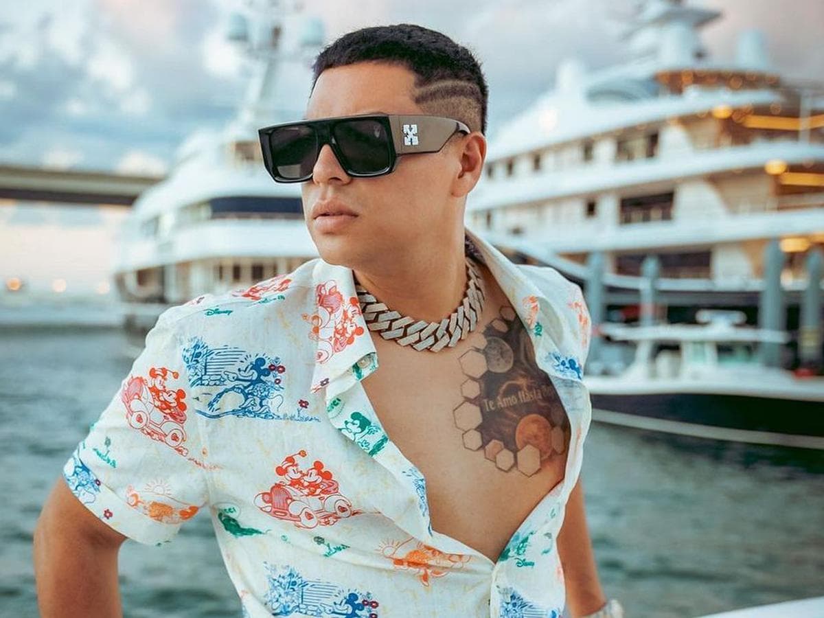 Eduin Caz ya borró gran parte de sus fotos de las redes sociales, acá se le puede ver rodeado de yates.