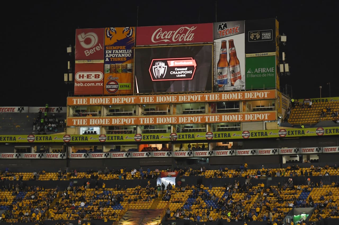 Este fue el color y el ambiente antes del silbatazo inicial en la Ida de la Semifinal por la Liga Campeones de Concacaf entre Tigres y Santos Laguna en el Estadio Universitario, en Monterrey.