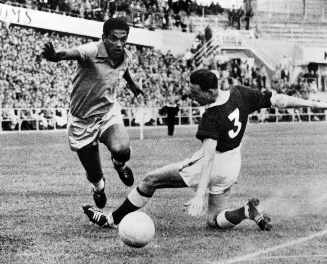 Garrincha fue campeón mundial con Brasil en 1958 y 1962, pero su carrera perdió brillo en medio de los hábitos de alcoholismo y el tabaquismo. El 'pájaro veloz' tuvo 14 hijos con mujeres distintas y murió en medio de la miseria.