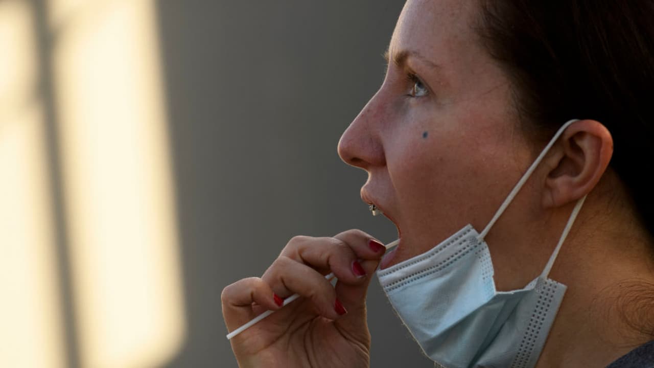 En un minuto: EEUU rompe récord de muertes diarias por covid-19 y avanza con la revisión de la vacuna de PfizerEn otras noticias, parte caminando grupo de migrantes desde Honduras rumbo a Estados Unidos; investigan los impuestos de Hunter Biden, hijo del presidente electo y demandan a Facebook por presuntas prácticas de monopolio. Más información en 
<a href="https://www.univision.com/noticias" target="_blank">UnivisionNoticias.com</a>.