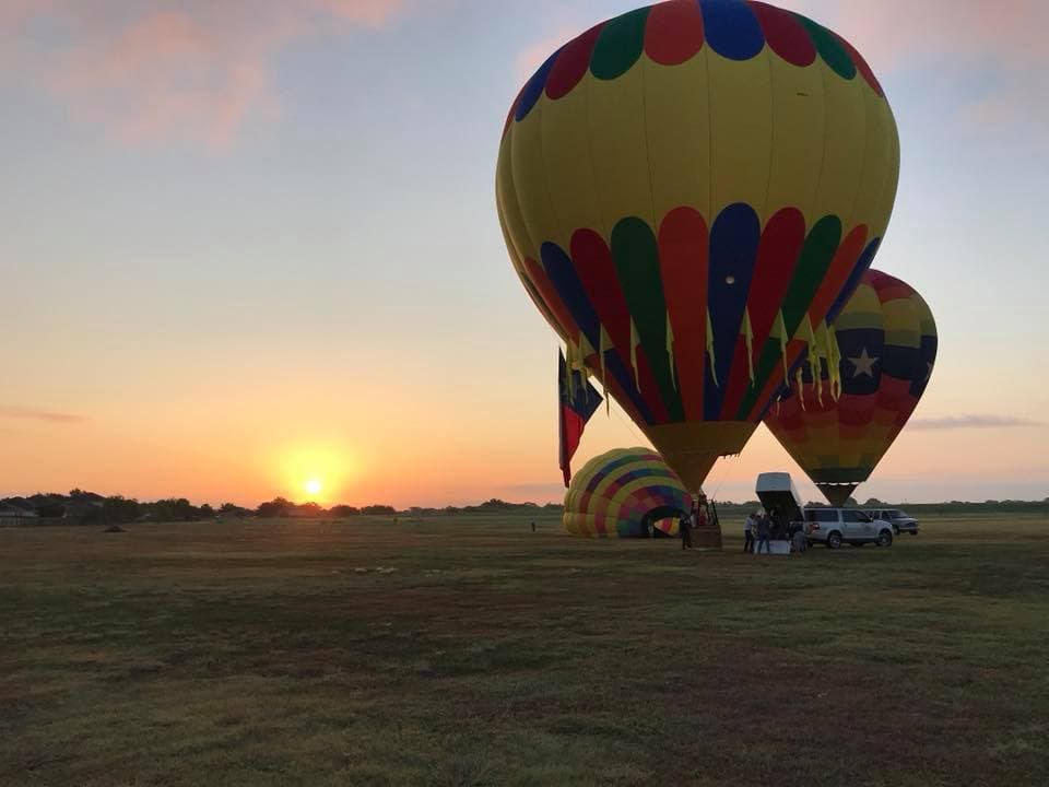 Si conduces por Lake Kyle los sábados y domingos alrededor de las 6:30 a.m., podrás ver los globos de aire caliente que adornan el cielo a medida que sale el sol.
