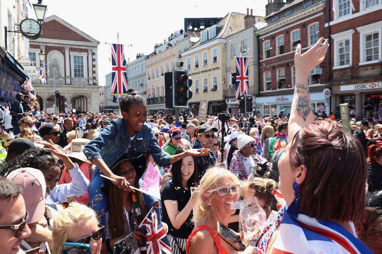 Los 32,000 habitantes de la villa de Windsor se volcaron a las calles de la localidad, junto con visitantes venidos de muchas partes del mundo, para celebrar a los novios.