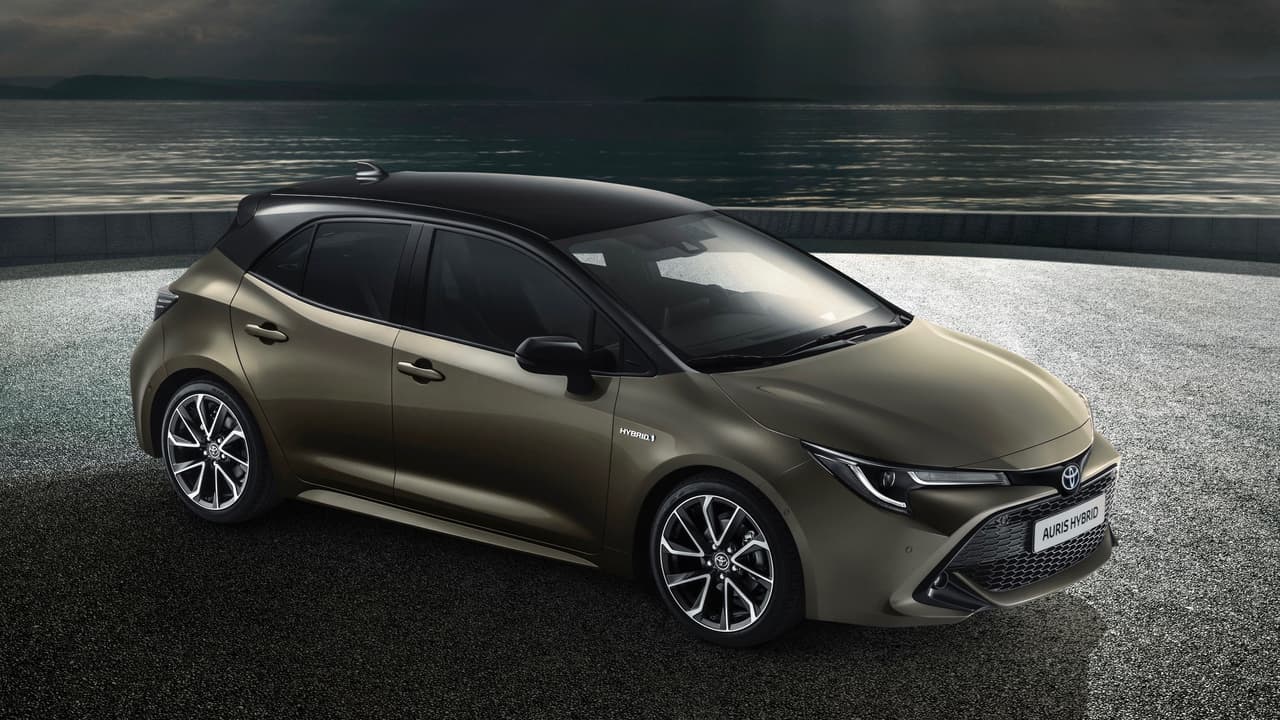 El frente del Toyota Auris toma mucho del complicado diseño de la crossover CH-R pero el resto del diseño es más sedado. Sus cuartos traseros delatan su relación con el Toyota Corolla regular.