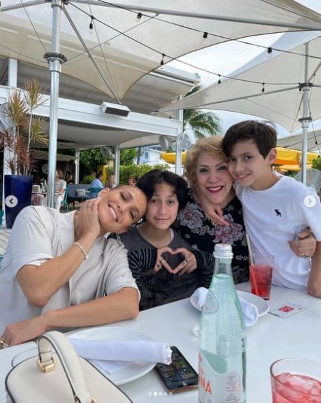 Tras su rompimiento con Ben Affleck, Jennifer López se casó con Marc Anthony y tuvo dos hijos: 
<a href="https://www.univision.com/famosos/jennifer-lopez-ben-affleck-luna-de-miel-termina-hijos-fotos">‘Max’ y Emme</a>. 
<br>
