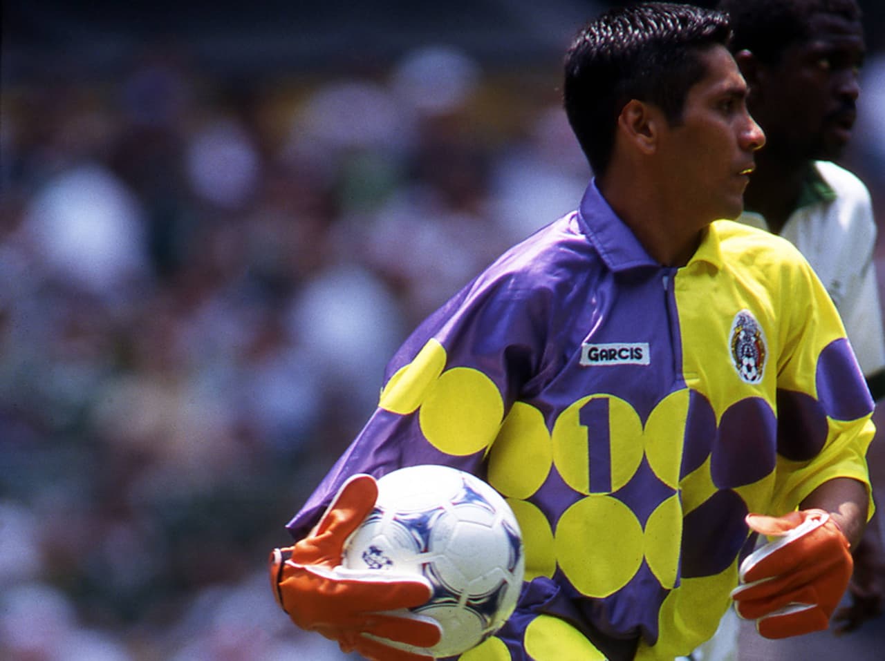 Con el Tri ganó la Copa Oro en 1993 y 1996, además de la Copa Confederaciones 1999, a la Selección de Brasil comandada por Ronaldinho.